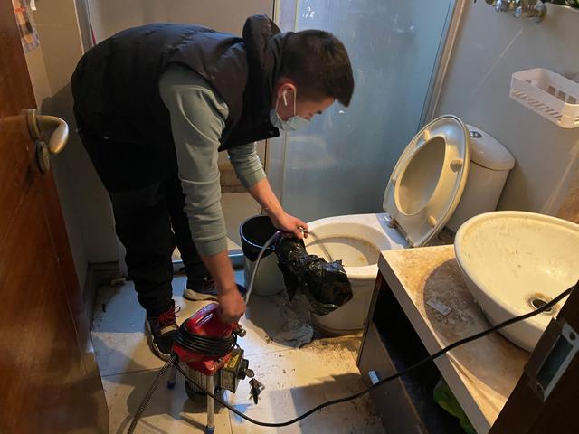 个旧马桶疏通-疏通下水道