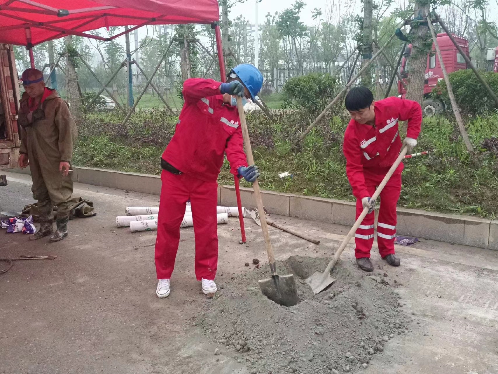 个旧管道疏通哪家好】及时进行市政管道清淤